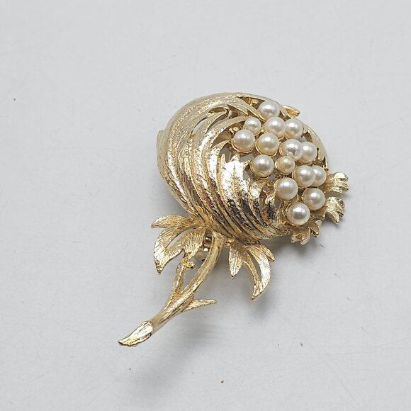 Vintage Gold Tone Floral Brooch With Faux Pearls - Picture 2 of 4